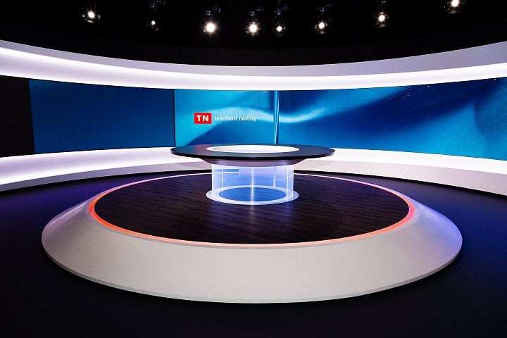 Takto znají studio diváci Televizních novin. Moderátoři nejsledovanější zpravodajské relace sedí za osvětleným poloprůhledným stolem.