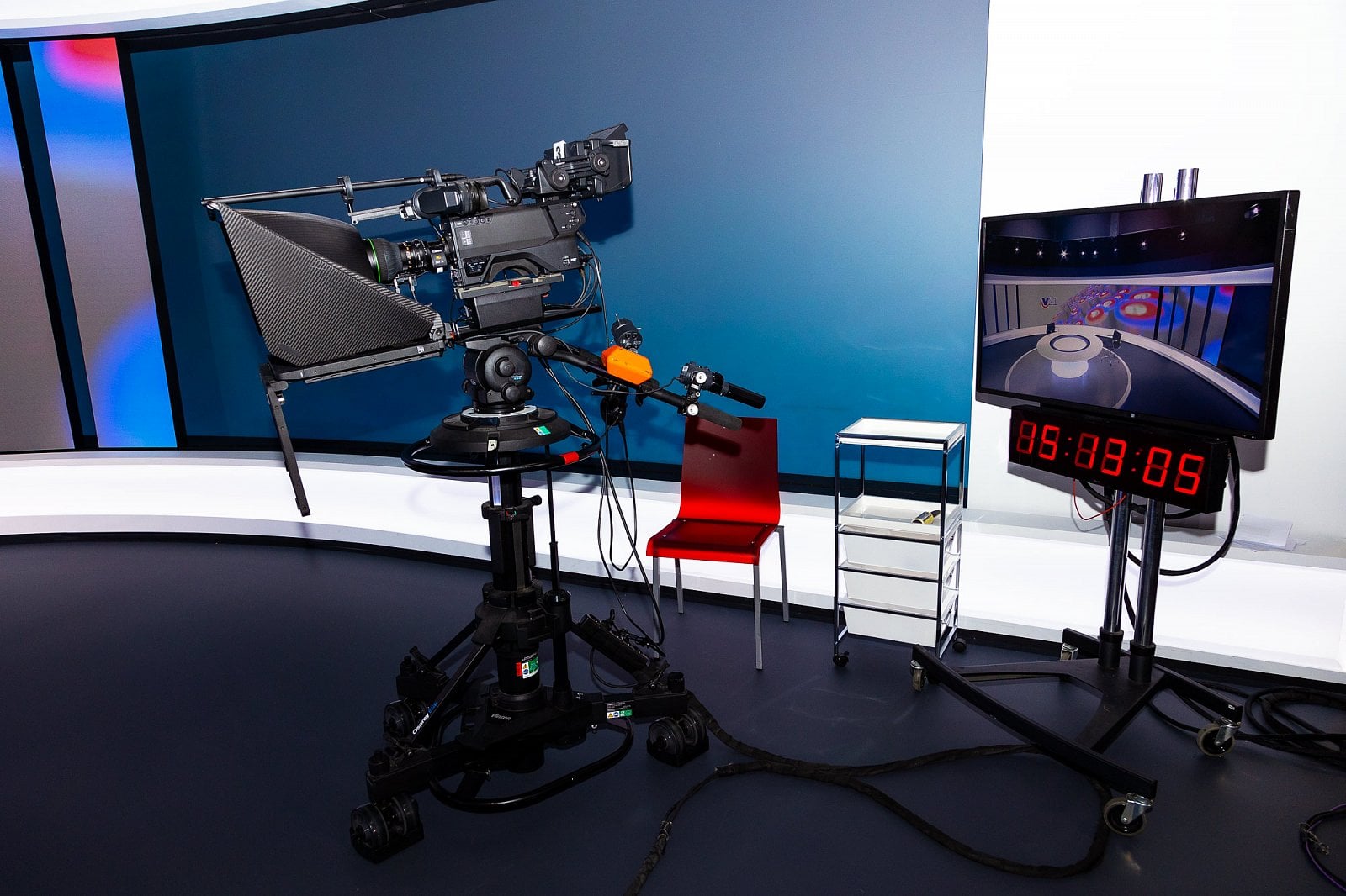 Pro zpravodajství i další pořady se vymýšlelo nové záběrování. Jinými slovy se určovalo, kde budou sedět nebo stát moderátoři a z jakých úhlů je budou kamery zabírat.