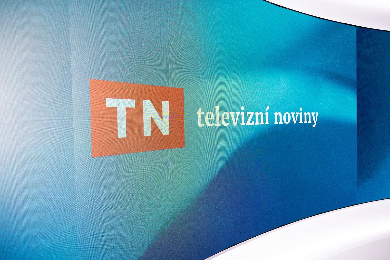 Studio na pohled působí tak čistě, že někteří diváci pochybovali, jestli není vygenerované v počítači. „Nechceme diváky rušit nadměrnými vizualizacemi,“ podotýká kreativní ředitel TV Nova Alan Záruba.