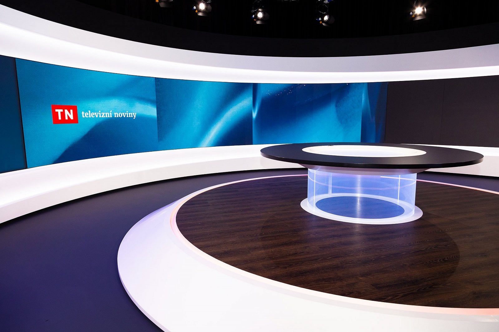 Ve starém studiu se začalo bourat 3. května, den předtím se z něj vysílaly poslední Televizní noviny. Na stavbě nového prostředí se podílely desítky lidí.