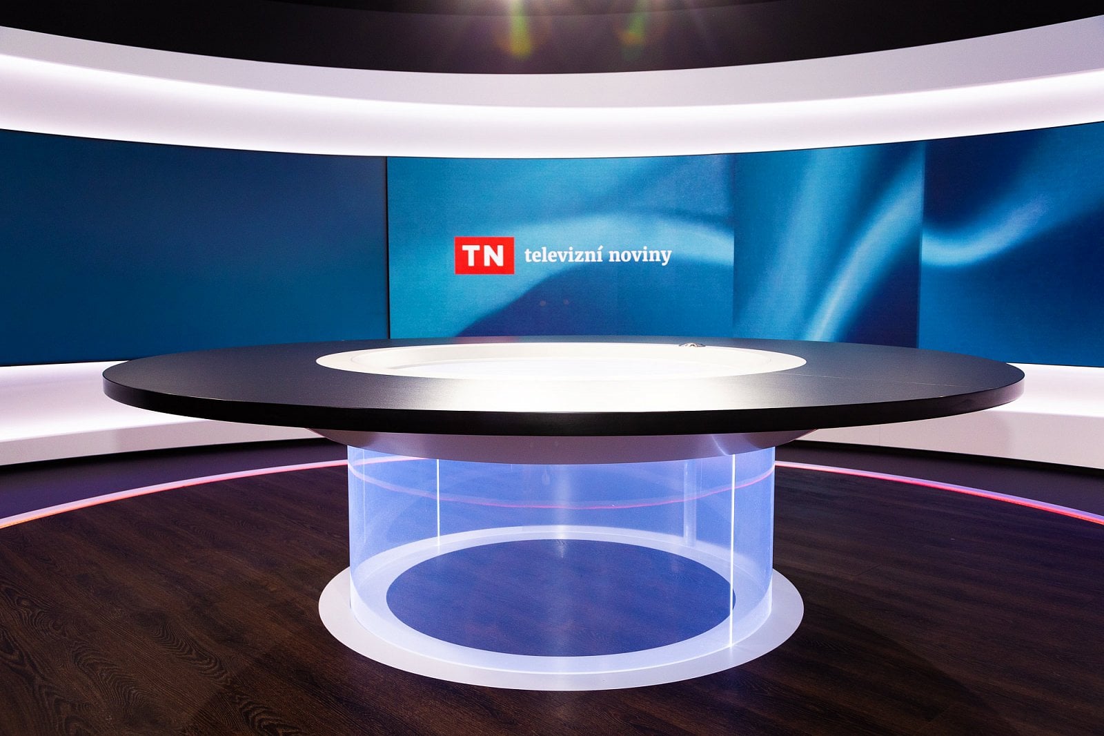 Na sociálních sítích se vtipkuje, že stůl připomíná dávnou televizní soutěž Šest ran do klobouku. Není ovšem dutý, v prohlubni uprostřed je deska.