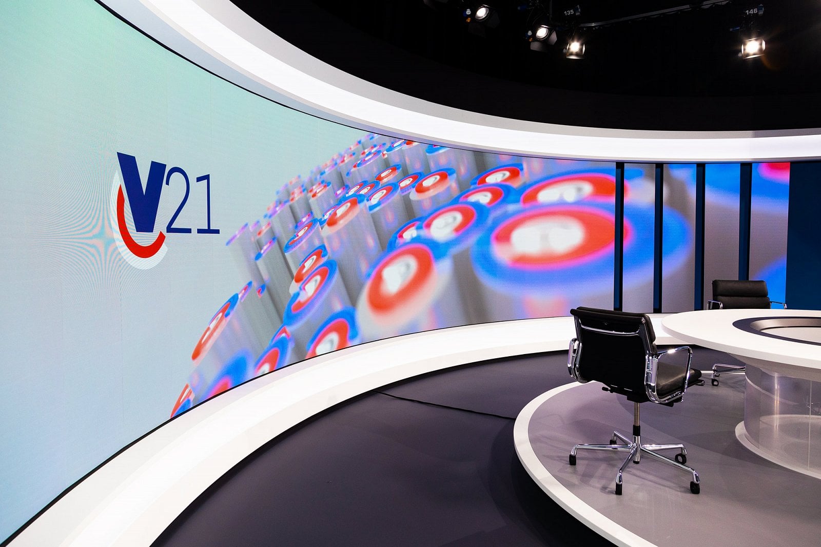 Přívod videosignálu do obrazovek obstarává 30 optických vláken. Díky LED nasvícení scény klesla spotřeba elektrické energie o 80 procent.