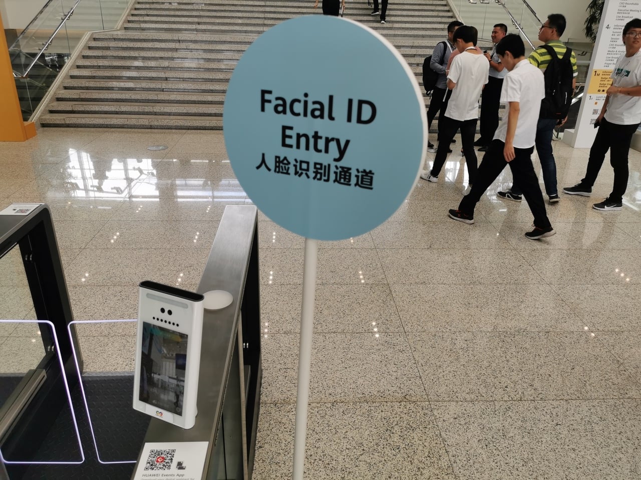 Čína a ověřování uživatelů přes rozpoznávání obličeje