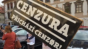 Protest před senátem proti cenzuře internetu.