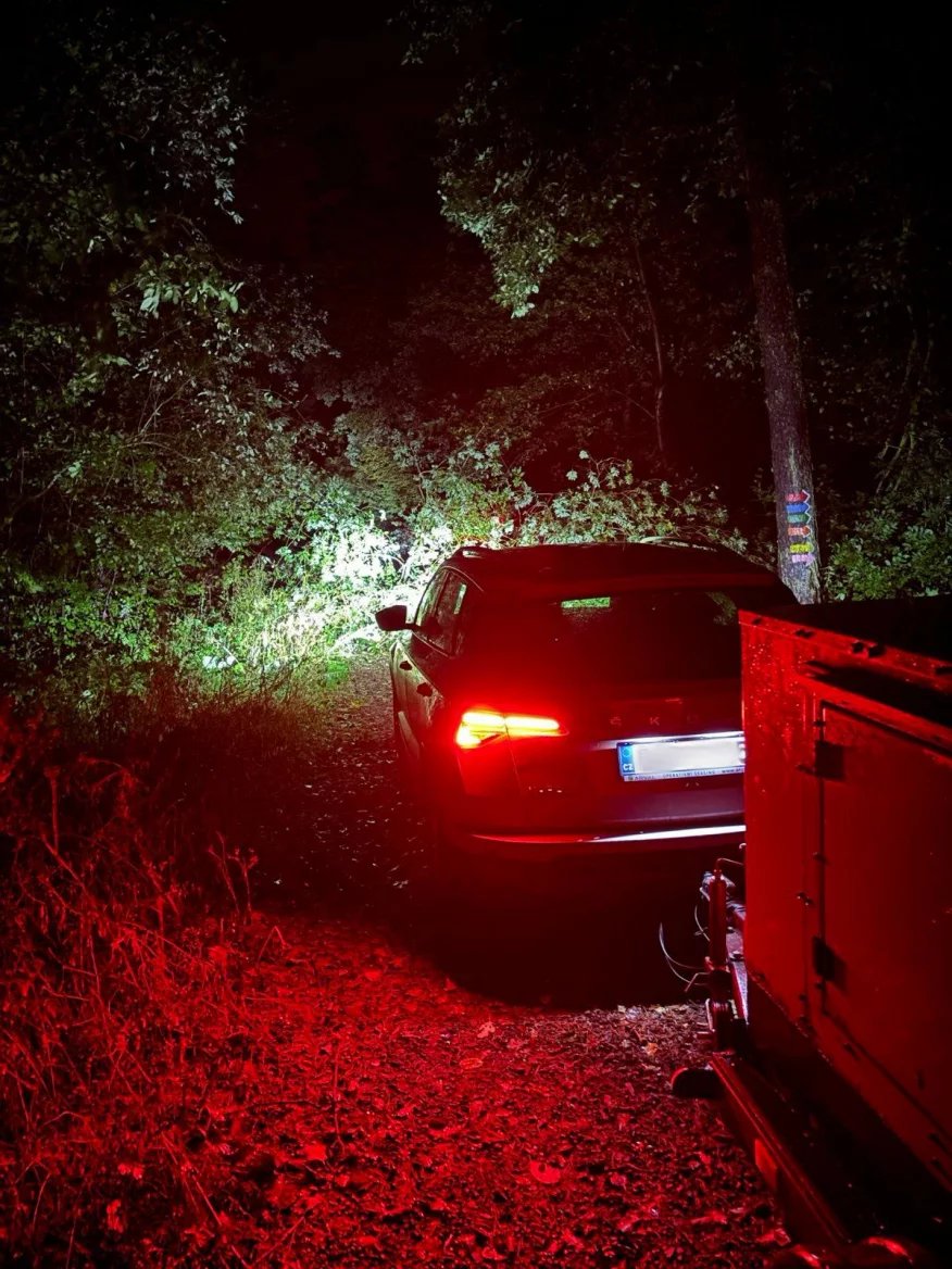 Technici přivážejí dieselový generátor do oblasti Brno-Útěchov.