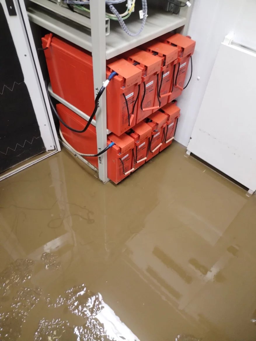 Zaplavené technické zázemí vysílače v Krnově.