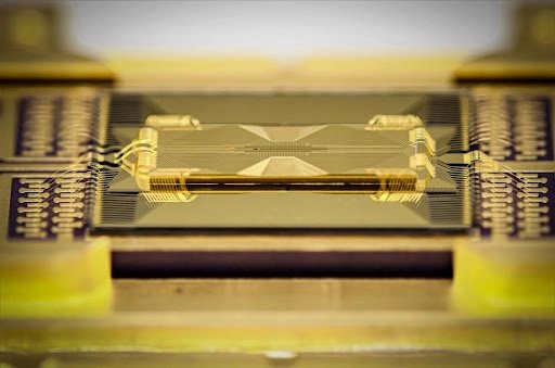 Kvantový procesor IonQ Forte na bázi uvězněných iontů