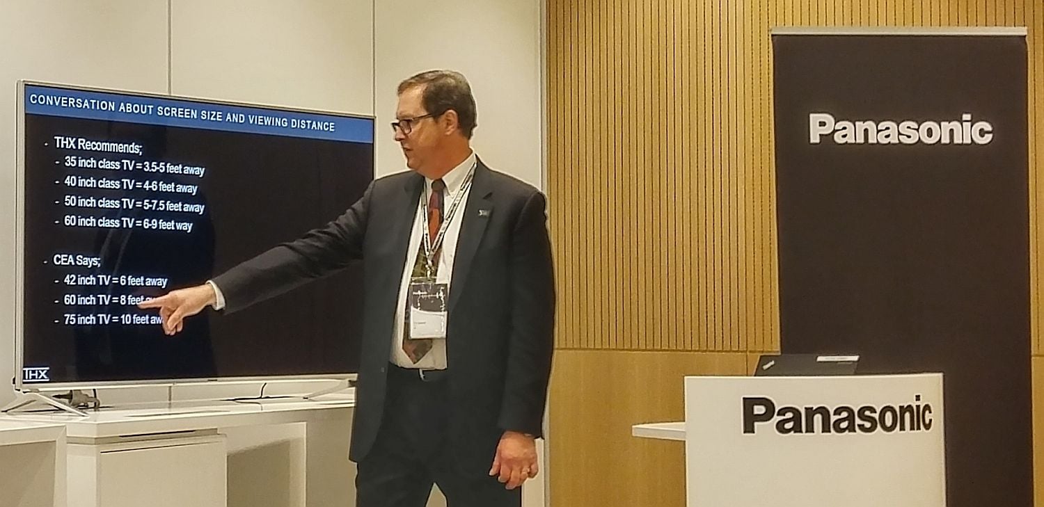 Vzdálenosti, ze kterých se má správně sledovat Ultra HD (4K) televizor, má THX a asociace CEA trochu jiné. Jiné, a někdy výrazně (!), ale uvádějí i výrobci. Ti mají navíc poslední roky značnou tendenci je zkracovat. THX pro 40 palců úhlopříčky udává: 1,2-1,8 m; pro 50 palců: 1,5-2,3 m a pro 60 palců: 1,8-2,7 m.