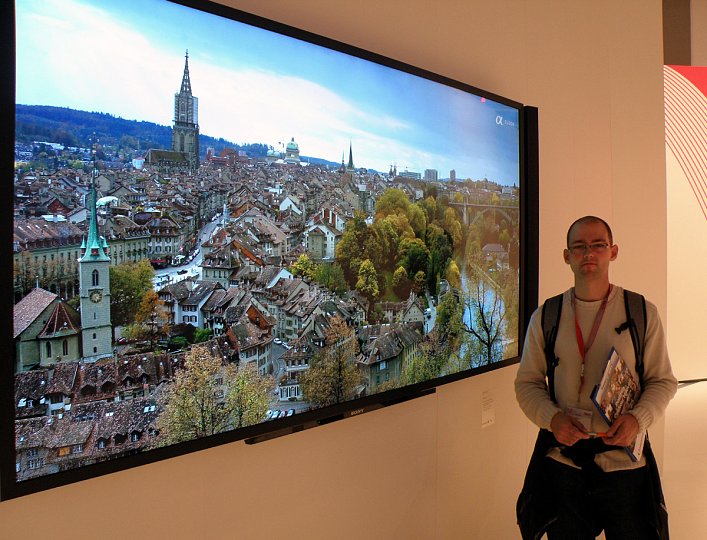 Redaktor DigiZone.cz Lukáš Polák u obřího televizoru Sony.