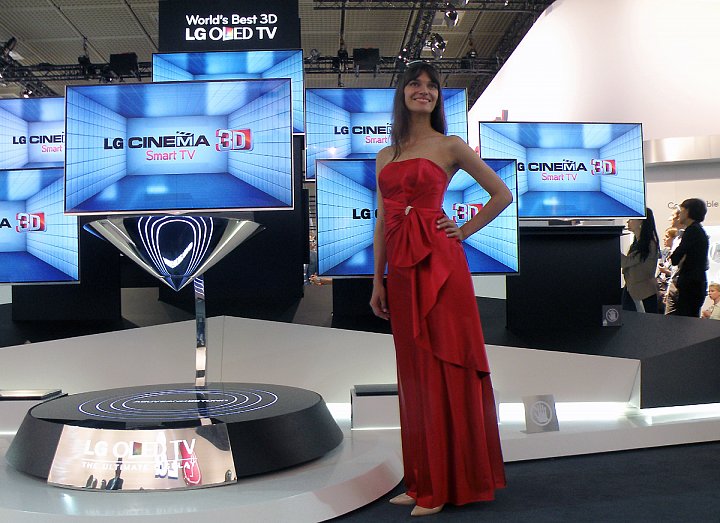 Společnost LG využila pro prezentaci OLED 3D televizorů i krásnou modelku.