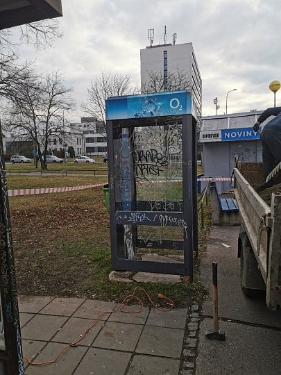Telefonní budky s koncem roku 2019 definitivně odešly do důchodu. Operátor O2, který je provozuje, ukončil provoz skoro tří tisíc automatů. Dodavatelská firma je teď postupně likviduje.