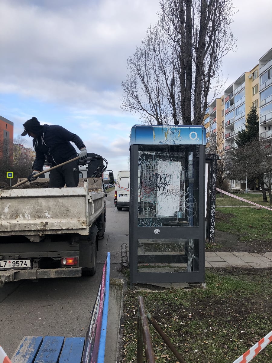 Toto je budka v pražské ulici Novodvorská, kterou dodavatelská firma rozmontovala 6. února 2020. Jak taková likvidace vypadá?