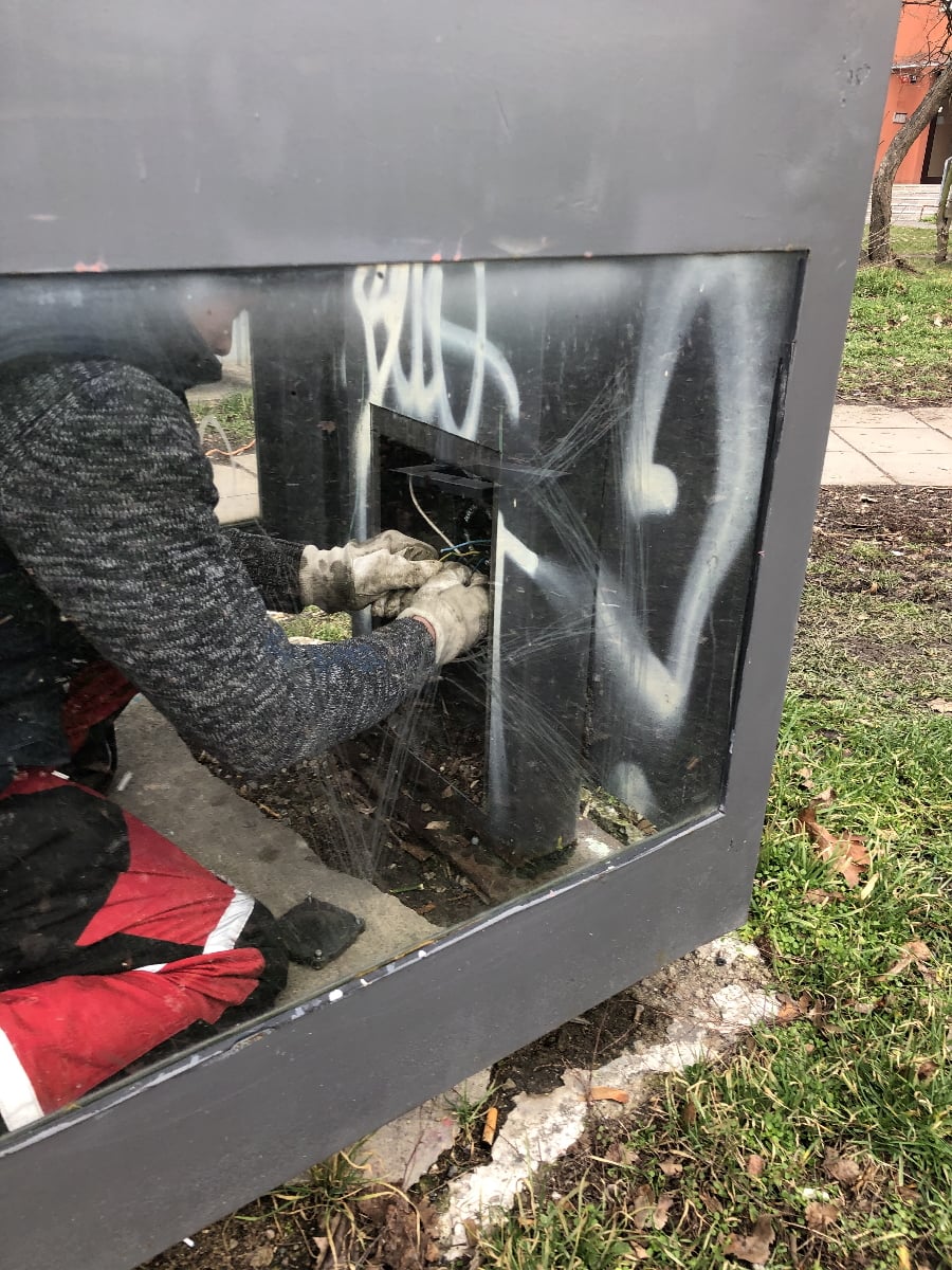 Pracovníci firmy nejdříve odpojí telefonní kabel a elektrický přívod.