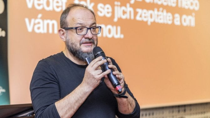 Josef Šlerka během přednášky na konferenci CIF 2025.