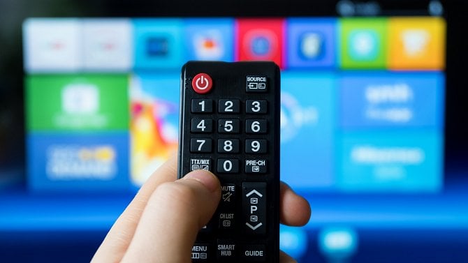 Televize - ovladač - televizor - ruka