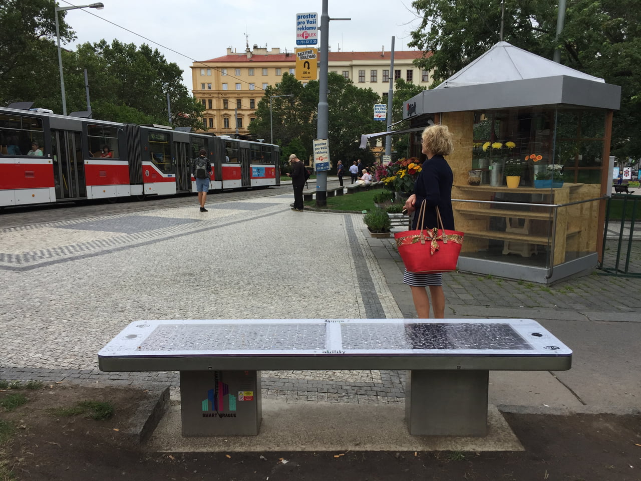 Chytrá lavička od českých Ability Group na Náměstí Míru v Praze