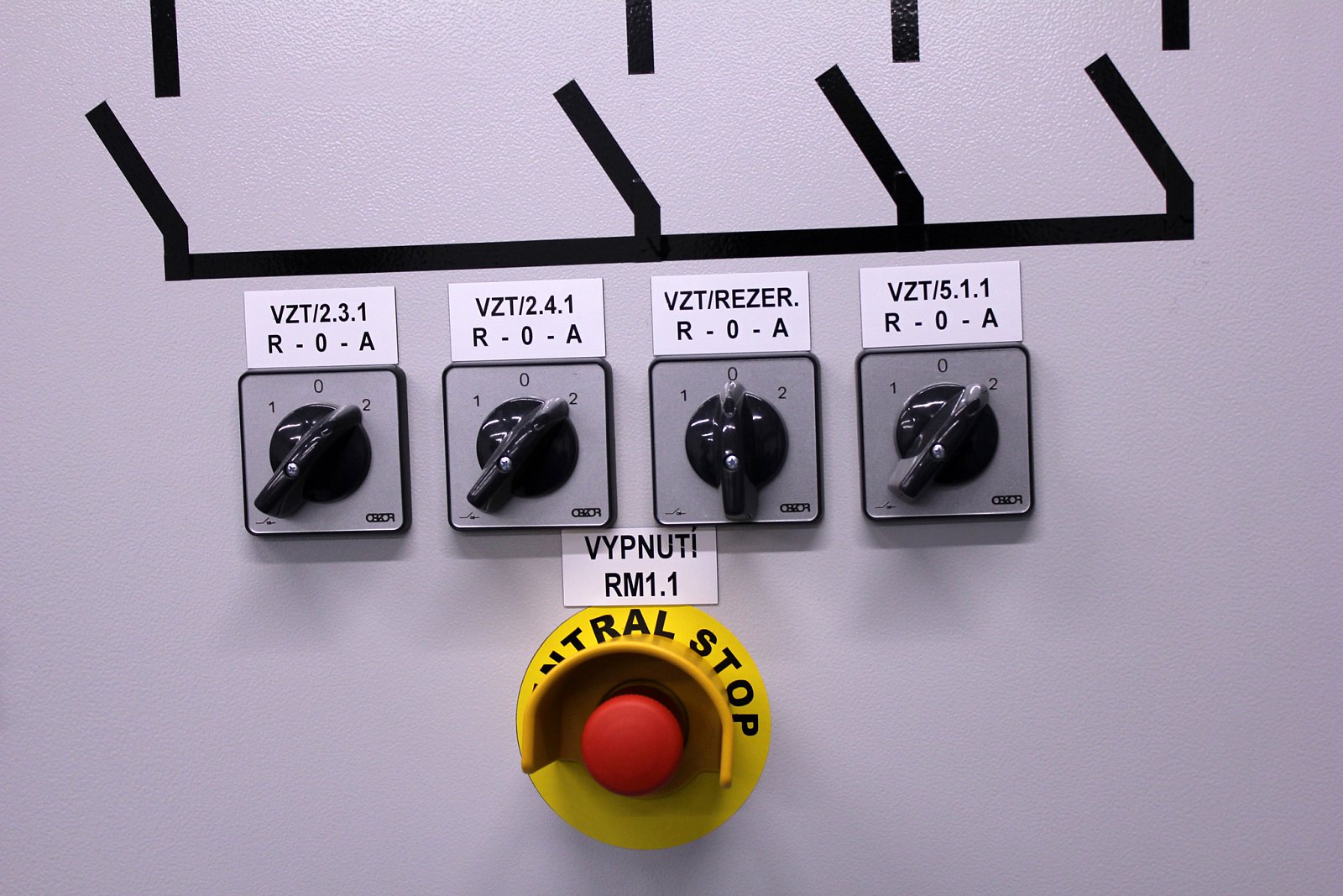 „Hlavně se tady ničeho nedotýkejte.“