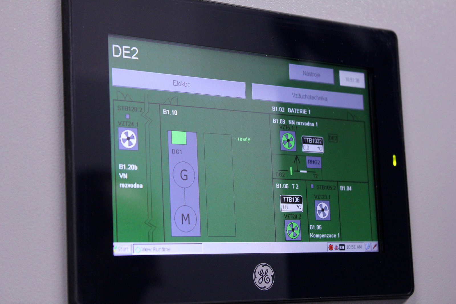 Malý detail: monitorovací software běží na Windows. BSOD se tady ale prý nebojí.