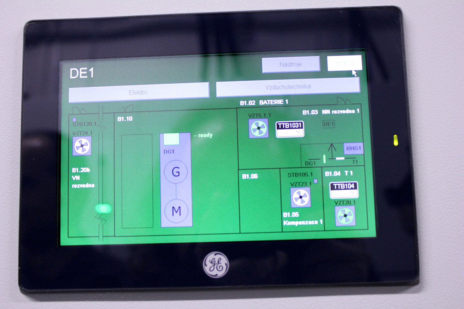 Malé displeje usnadňují přístup k informacím o stavu rozvodů a vzduchotechniky. Všechna data má ale obsluha k dispozici i v centrálním velínu.