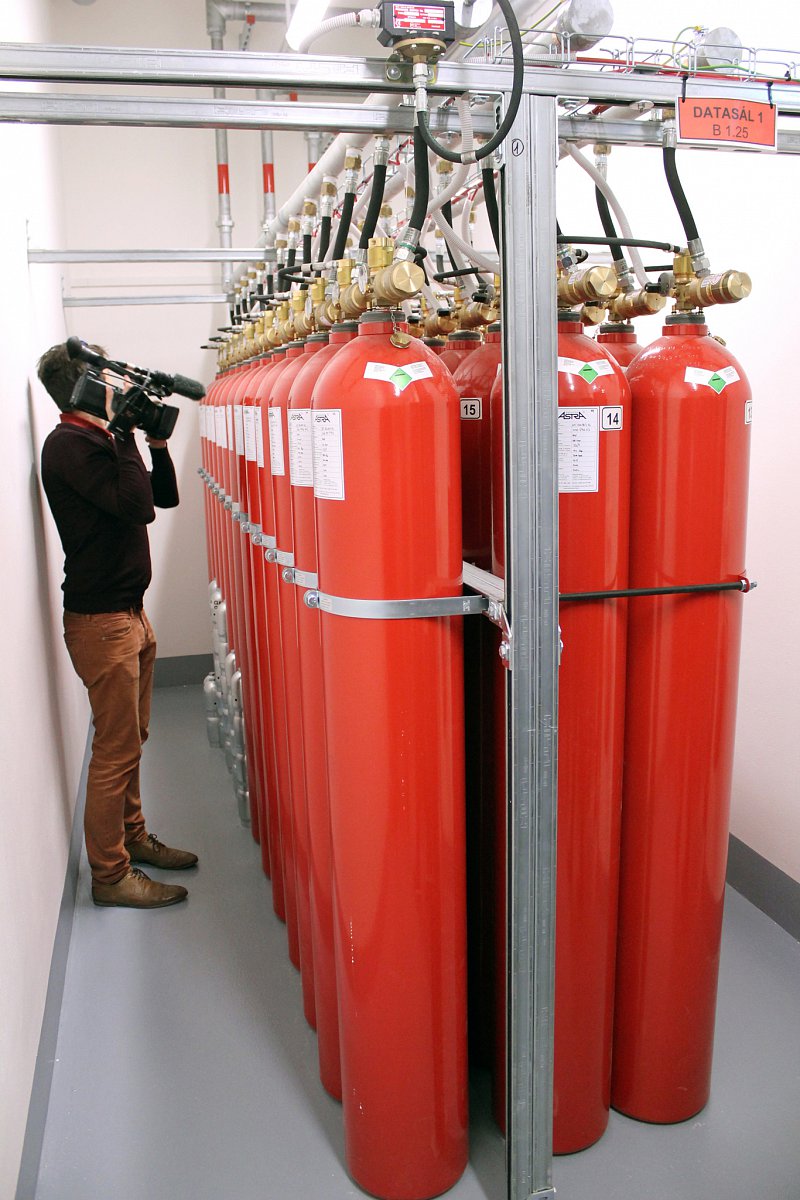 Takhle velké hasicí přístroje doma určitě nemáte.