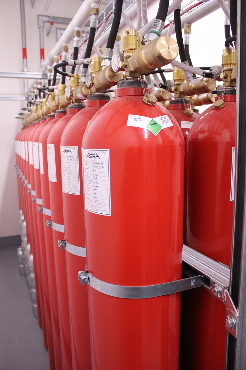 V tlakových lahvích je inertní plyn pod tlakem 300 barů (pro srovnání, pneumatika automobilu se hustí na cca 3 bary). Po spuštění případného požárního poplachu přechází plyn do sálu, ze kterého vytlačí kyslík a tím pádem uhasí požár. Tomuto systému je přizpůsobeno větrání prostor – sál je vybaven přetlakovými klapkami a odvětrávacím zařízením, které následně plyn zlikviduje.