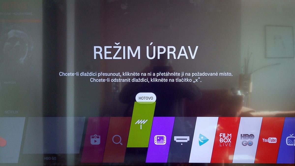 Do režimu úprav ikon na liště se dostanete po delším přidržení kurzoru na některé z nich. Tu pak následně můžete přesunout na jiné místo.