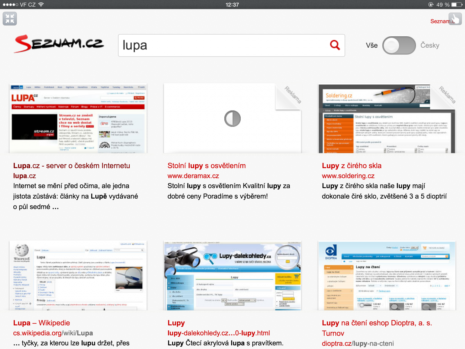 Mezi výsledky organického searche jsou zařazeny také placené odkazy Skliku, od ostatních se liší nápisem Reklama v pravém horním rohu. Tento screenshot byl pořízen na tabletu iPAD 4 Retina - je vidět, že se na obrazovce zobrazuje celkem šest odkazů. Na dalším screenshotu uvidíte, jak výsledky stejného hledání vypadají v současném designu.
