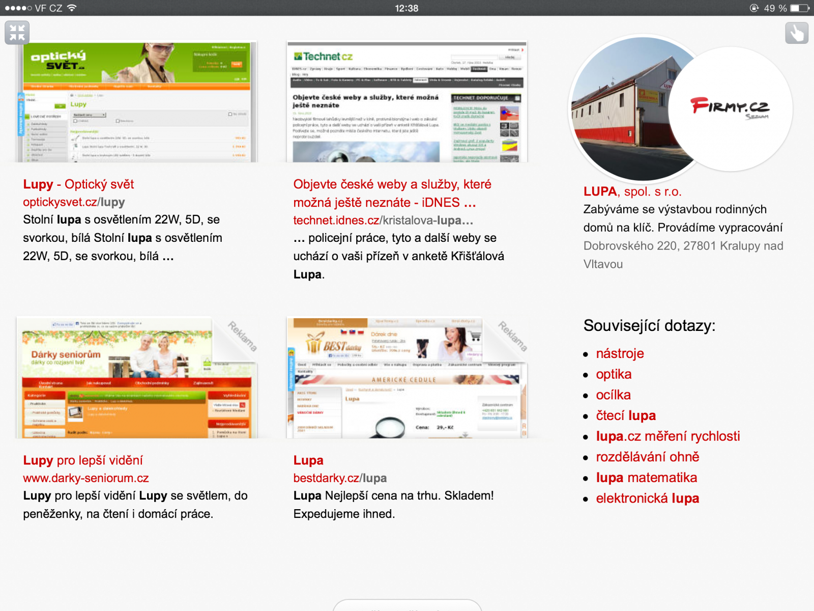 Odkazy na vlastní služby Seznamu (zde například odkaz do katalogu Firmy.cz) se liší tvarem: jejich screenshoty jsou kulaté (screenshot z tabletu iPAD 4 Retina).