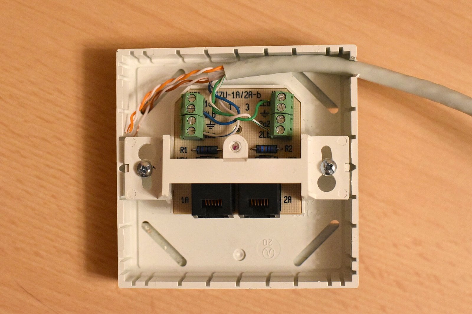 Stará dvouportová zásuvka - pohled na zapojení