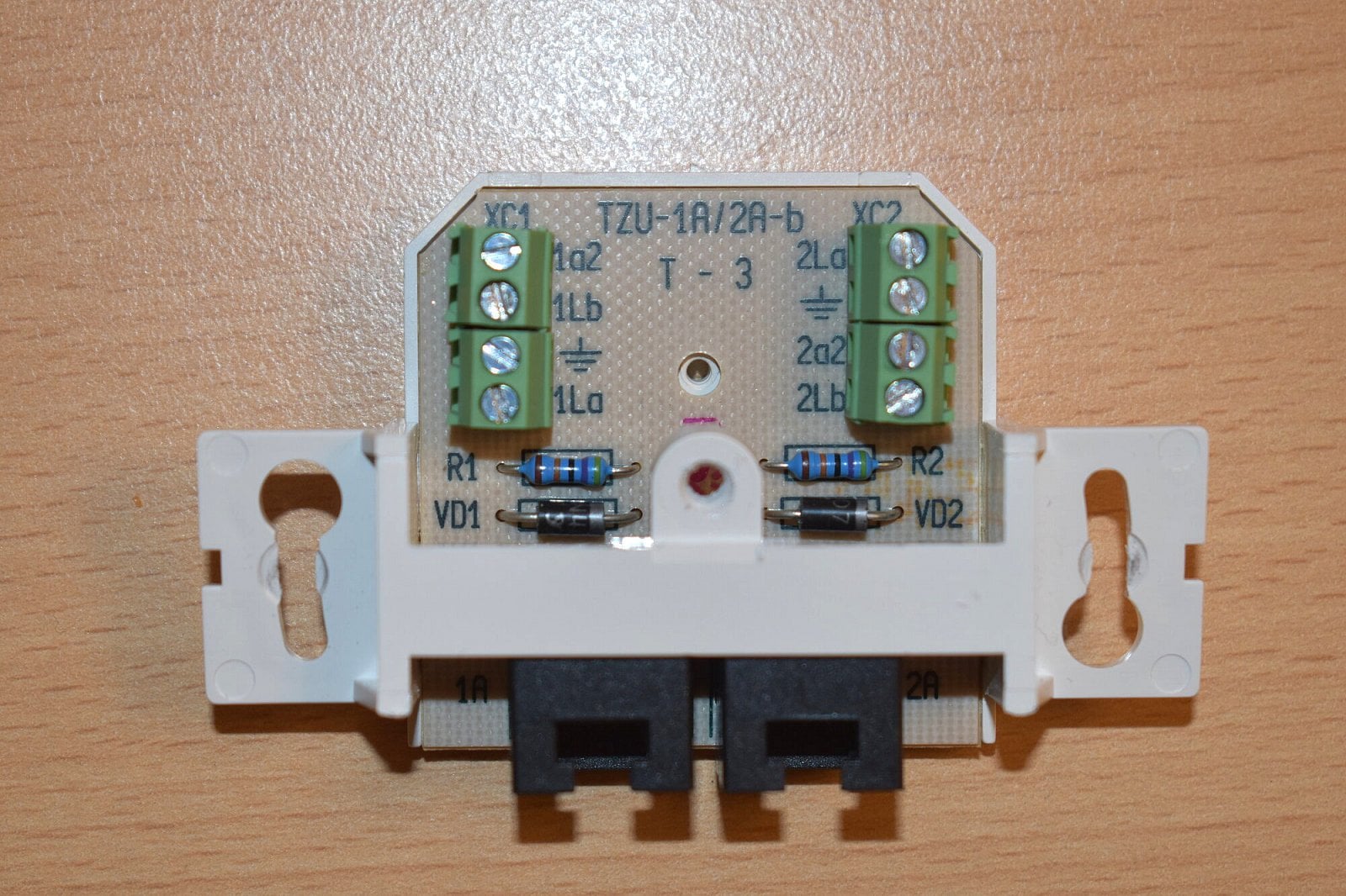 Stará dvouportová zásuvka - deska s plošným spojem a klasickými součástkami (rezistor, dioda)