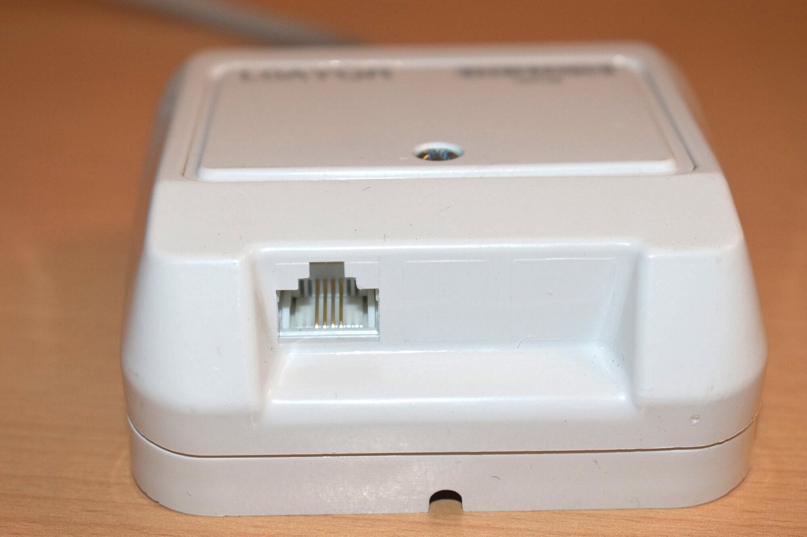 Nová zásuvka pro bonding, netradiční konektor 8p4c (rozměrově shodný s RJ45)