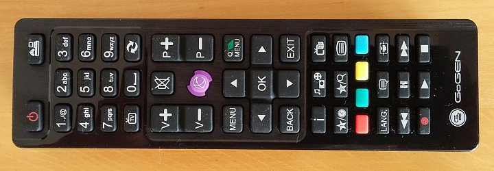 Rozložení i čitelnost tlačítek je povětšinou výborná! Příjemně je umístěno ztlumení zvuku, EPG je bohužel bokem těsně nad teletextem, resp. nad modrým teletextovým tlačítkem. Uprostřed je tlačítko přístupu k chytrým funkcím, které ovšem tento přístroj nevyužije. Celkově ale vzato výborný ovladač na takovéhoto prcka!