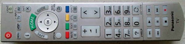 Klasický dálkový ovladač je stejný, jaký dostanete k nejvyšším LCD, a plazmovým (výjimkou je ZT) řadám. Má vynikající rozložení a lze ho podsvítit. Univerzálnost se ovšem už dnes nenosí…