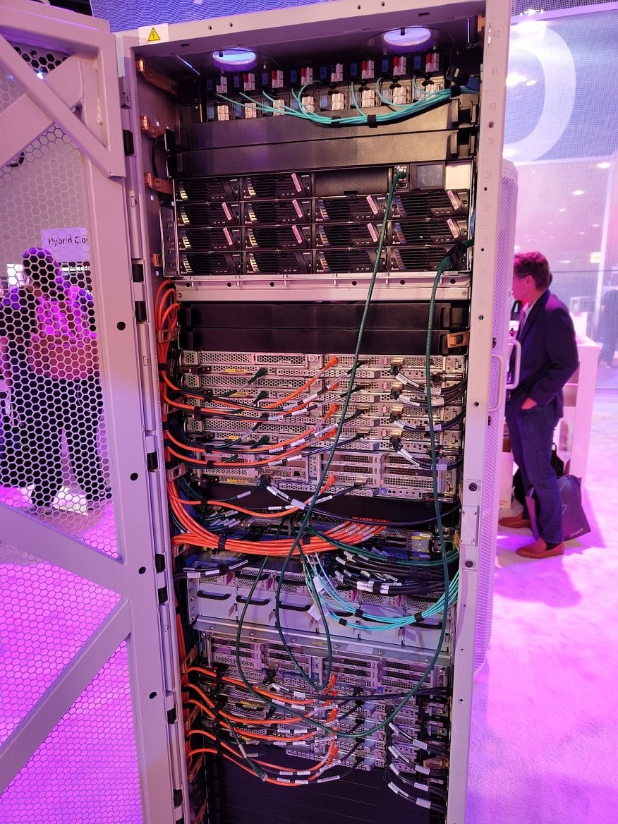 Servery AWS Outposts od Amazon Web Services