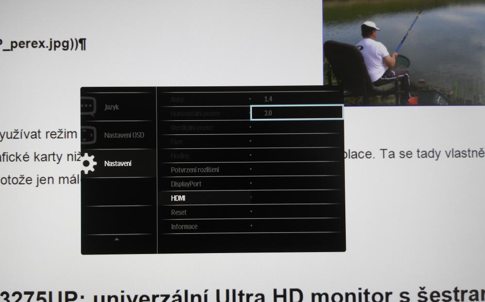 Větší část obrazovky obstarává signál z konektoru DVI, menší z HDMI. Okno v pravém horním rohu můžete zvětšit ve třech velikostech.