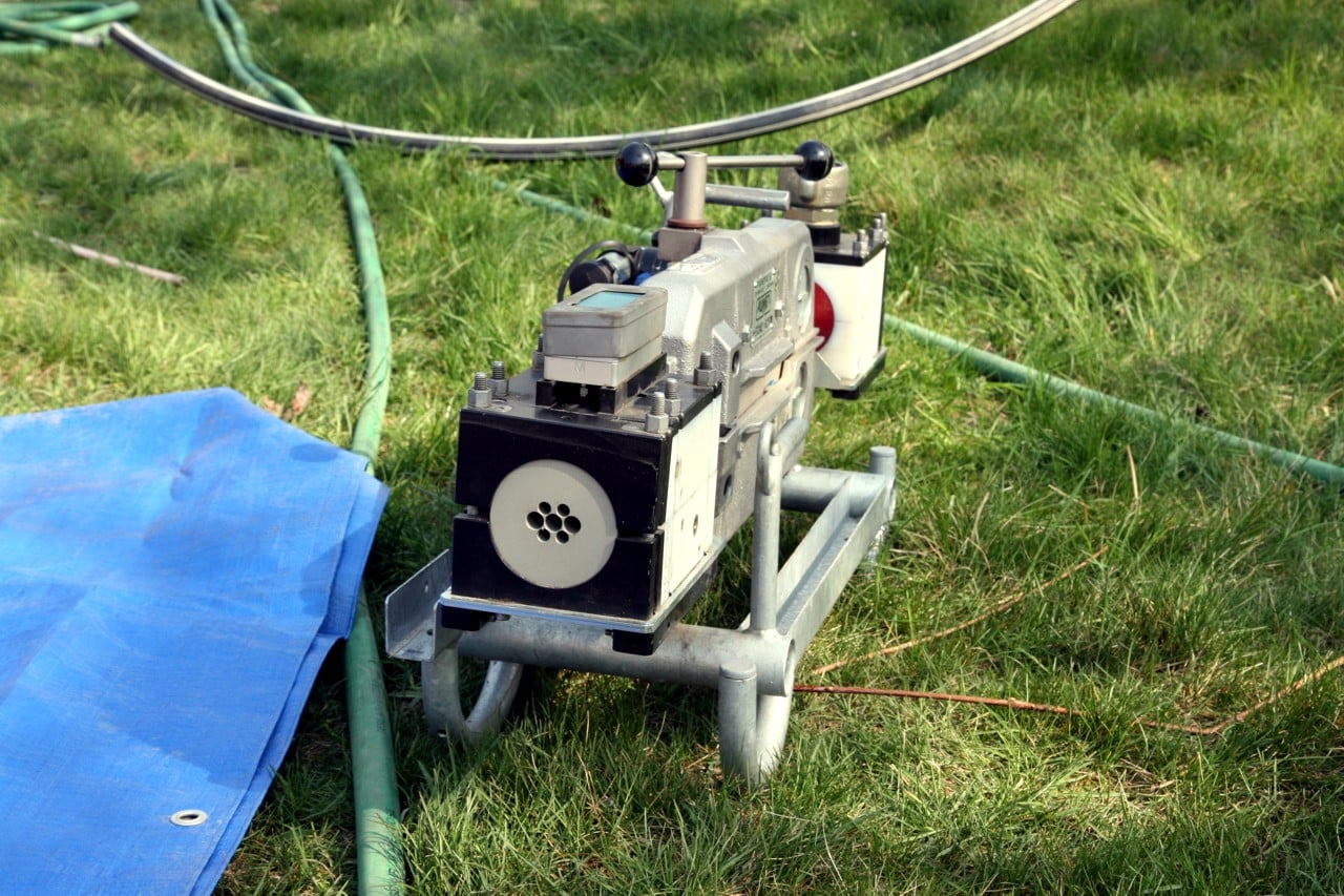 Přístroj rovnající a posouvající trubky při zafukování se jmenuje Superjet.