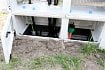 Ve spodní části skříně DSLAMu se vedle vývodu metalických kabelů skrývají i dvě silné (40/33mm) HDPE trubky (v našem případě černá a oranžová), do nichž se optika zafukuje.