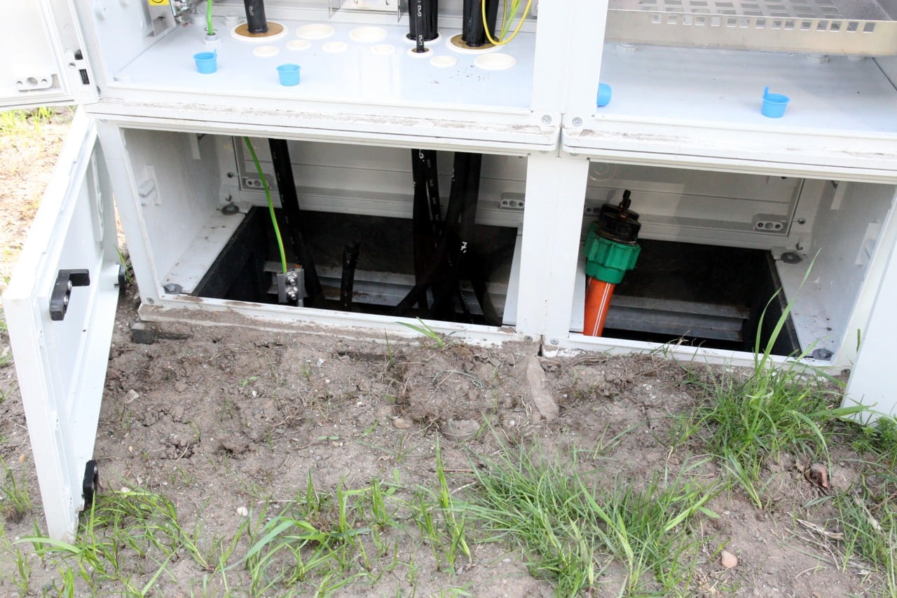 Ve spodní části skříně DSLAMu se vedle vývodu metalických kabelů skrývají i dvě silné (40/33mm) HDPE trubky (v našem případě černá a oranžová), do nichž se optika zafukuje.