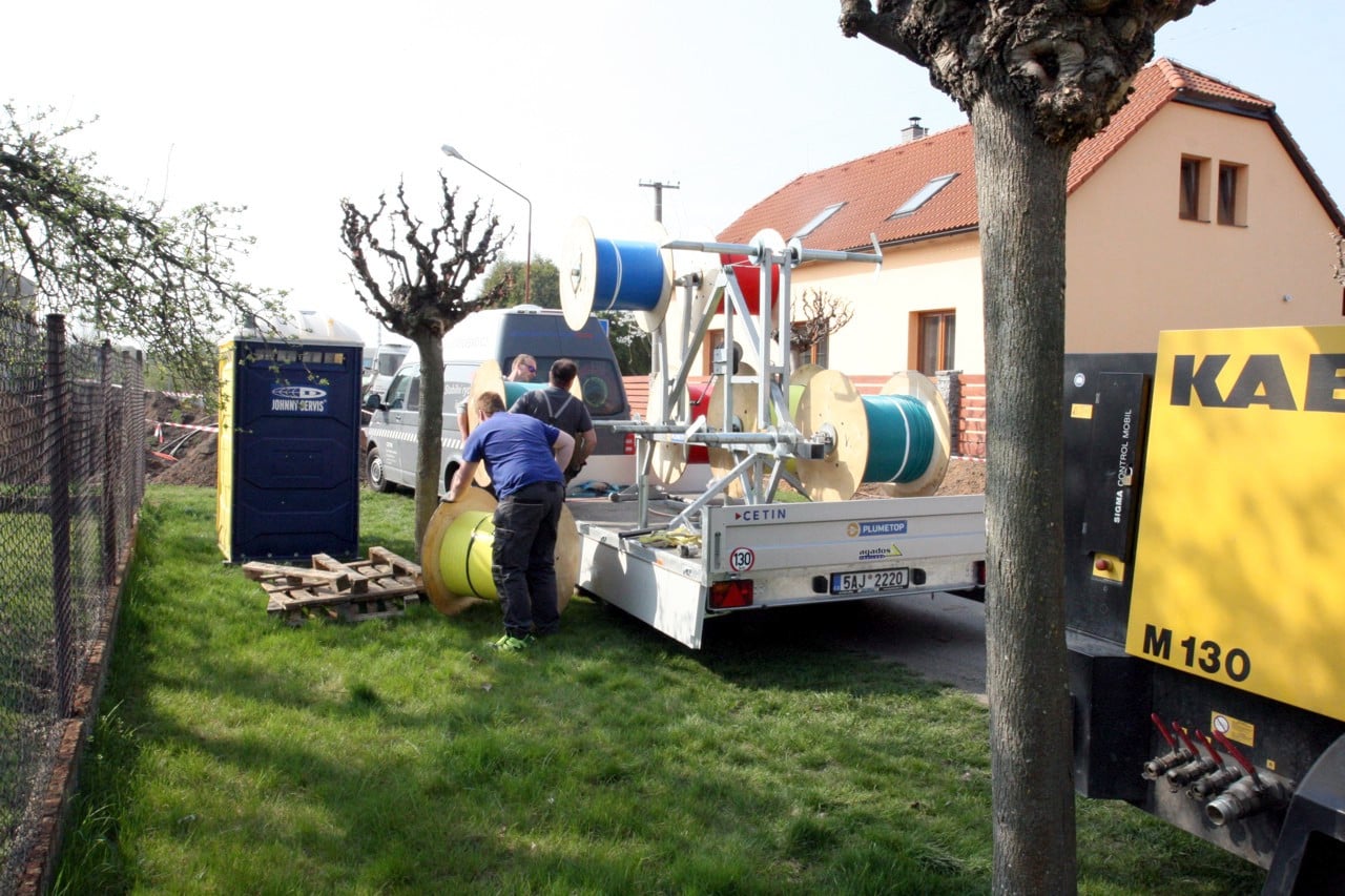 Před samotnou optikou se do HDPE trubek čím dál častěji zafukuje ještě mikrotrubičkový systém.